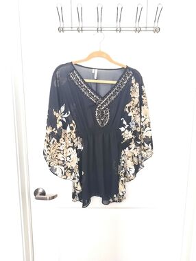 Studio Y Women's M Black Floral Beaded V-Neck Tunic